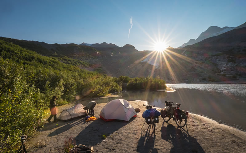 Cicloviajero acampando