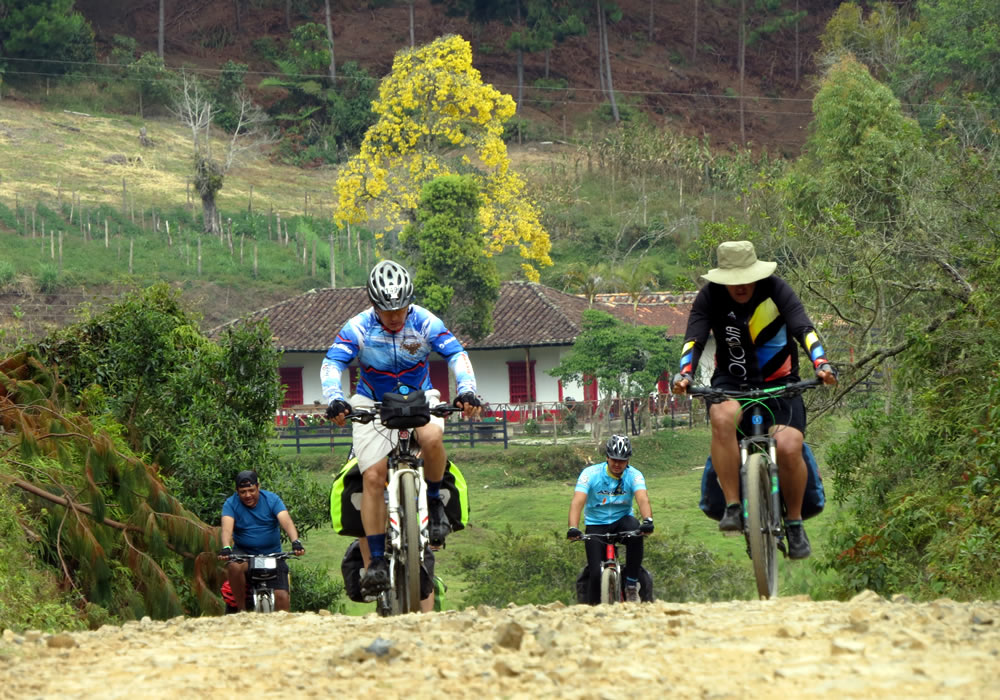 Cicloturistas Viajando Por Antioquia - Tours en Bicicleta por Colombia