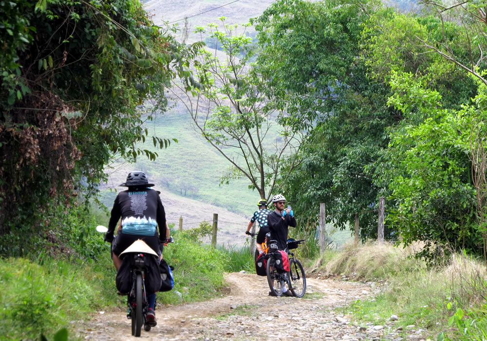 Cicloturistas en los bosque secos tropicales arriba de Peñalisa Antioquia