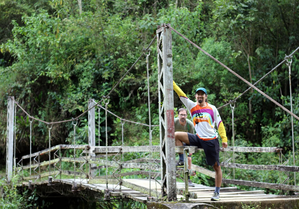 Caminantes disfrutando del antiguo sendero empedrado en Jardín Antioquia.